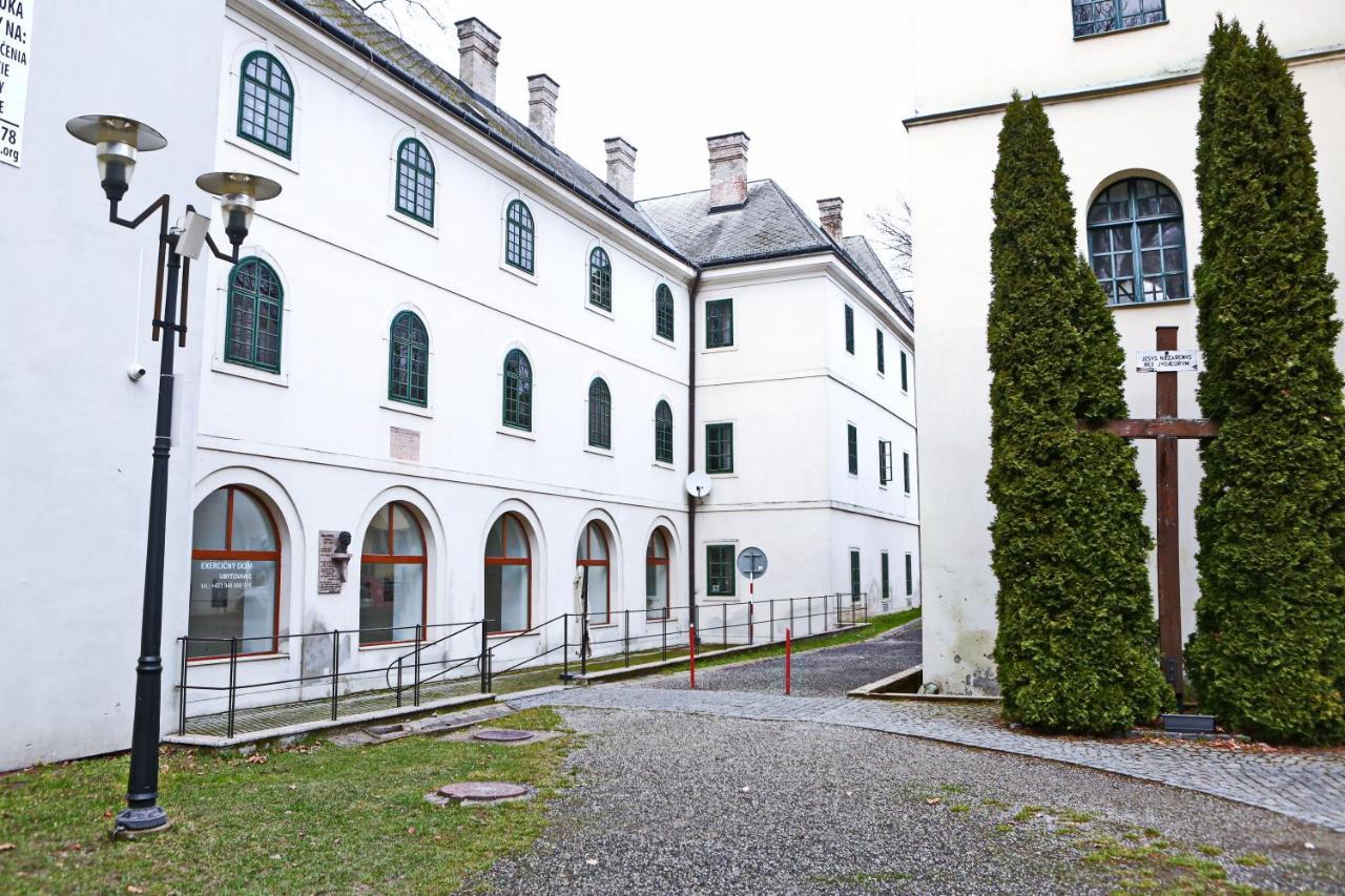 Historicky Putnicky Dom Hotel Marianka Exterior foto